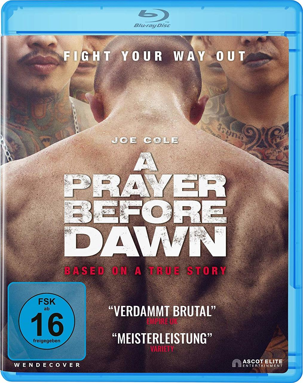 Blu-ray-Cover des Films A Prayer Before Dawn, mit einem Mann ohne Hemd mit Tätowierungen und Text.