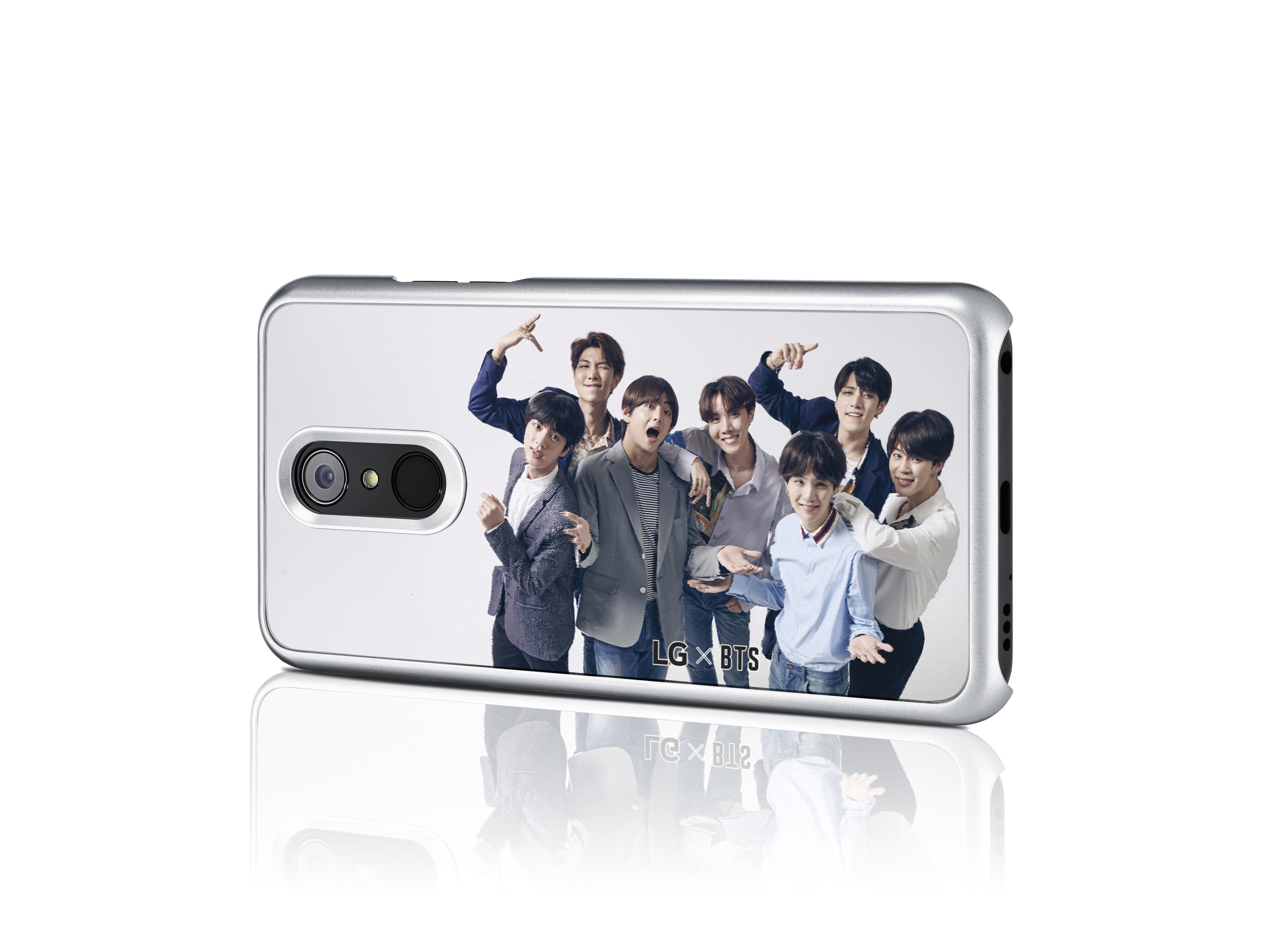 Silberne Handyhülle mit BTS-Foto, schwarze Kamera und weißer Hintergrund.