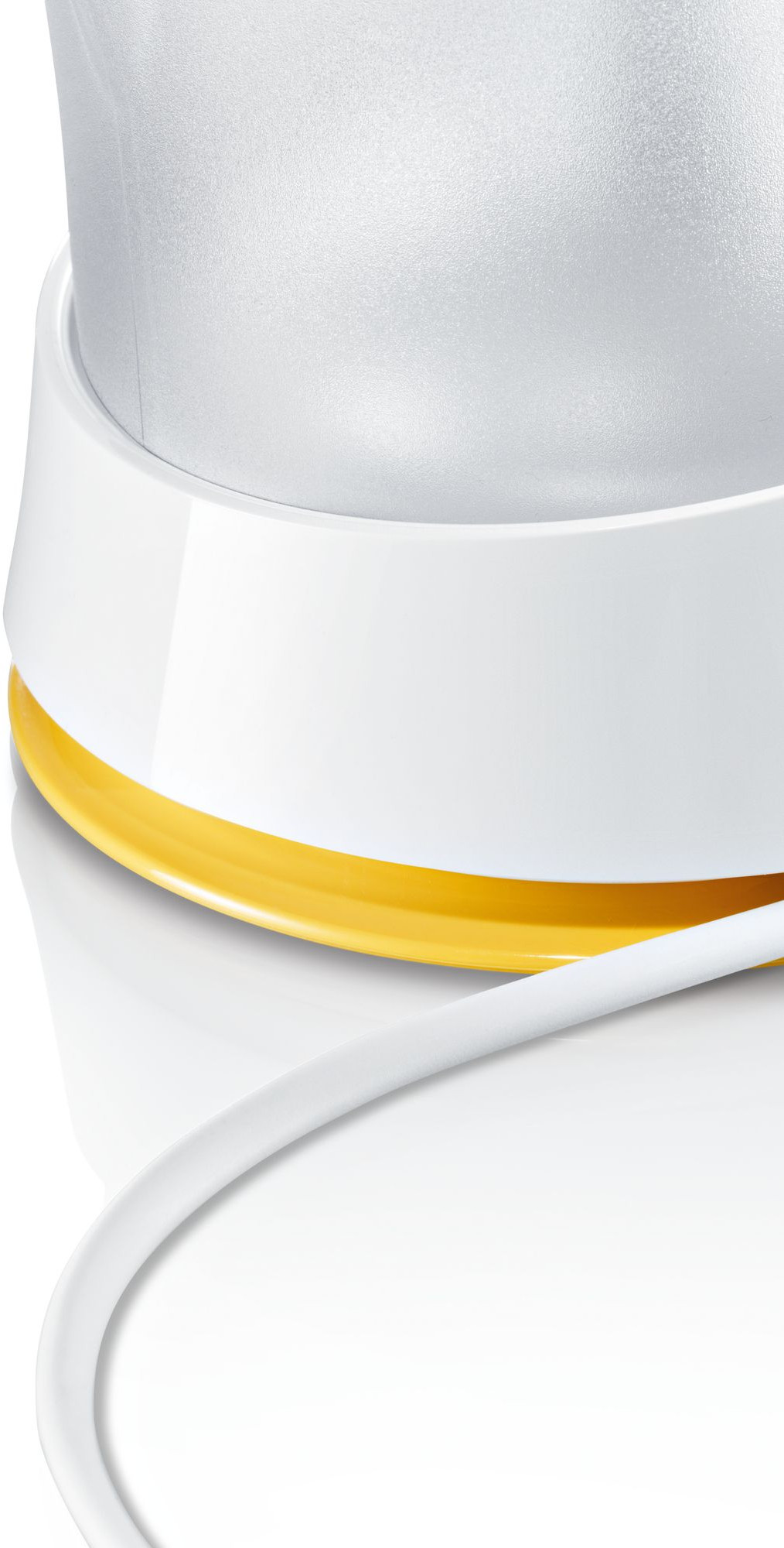 Un appareil électrique blanc avec une base jaune et un cordon blanc, gros plan.