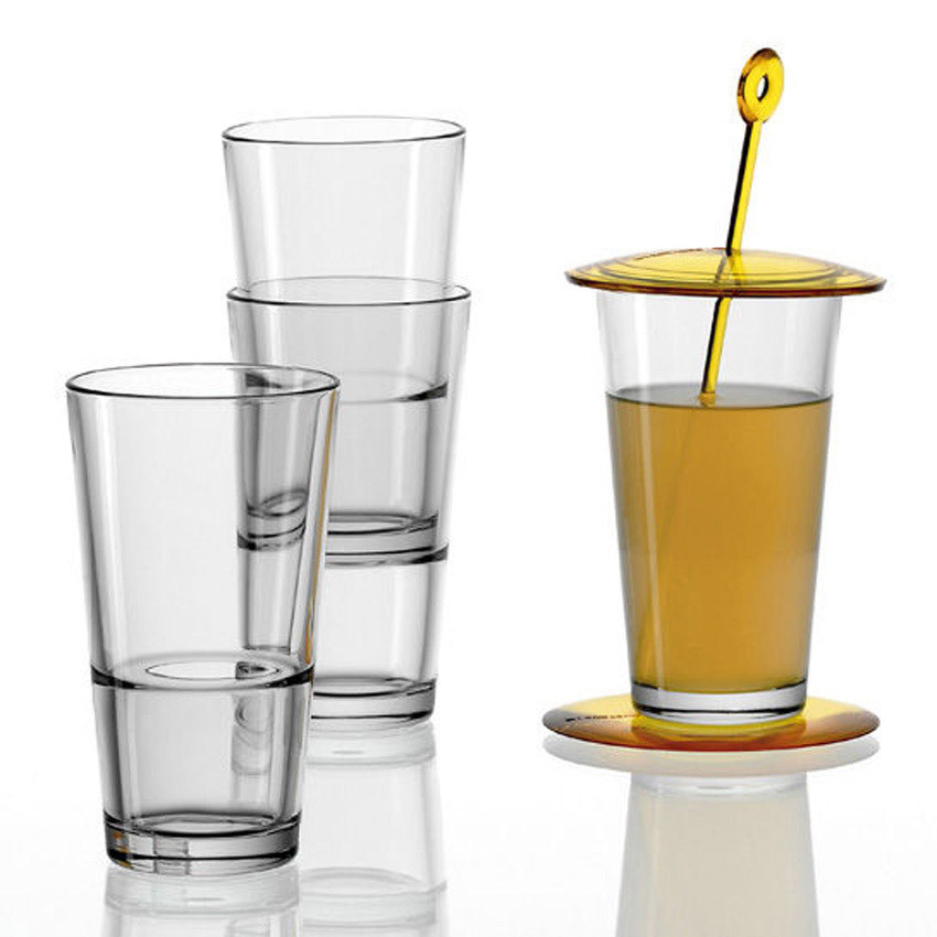 Drei leere Gläser stehen links, ein gefülltes Glas mit gelbem Rührstab rechts.