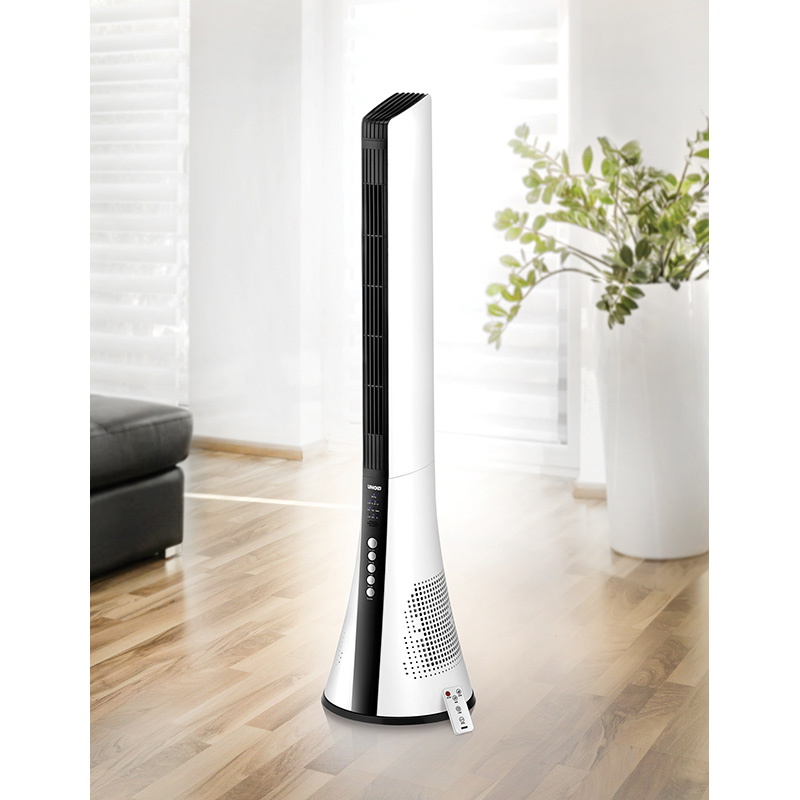 Hoher weißer Turmventilator mit schwarzen Akzenten. Es befindet sich in einem Raum mit Holzboden und einer Pflanze.