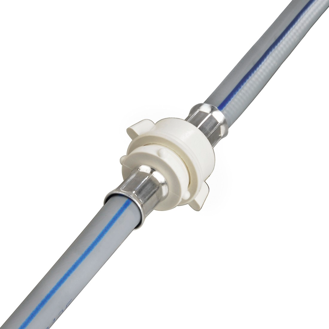 Un tubo grigio collegato a un connettore bianco con parti metalliche argentate.