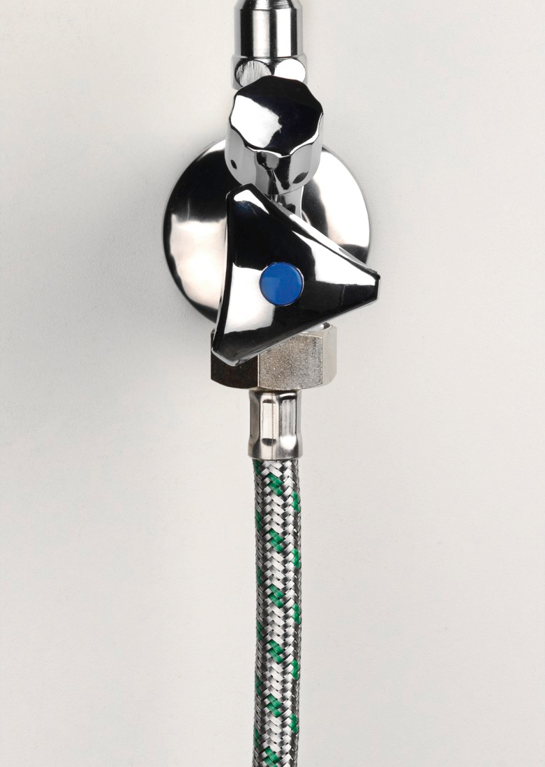 Primo piano di un rubinetto cromato con un tubo intrecciato verde e argento.