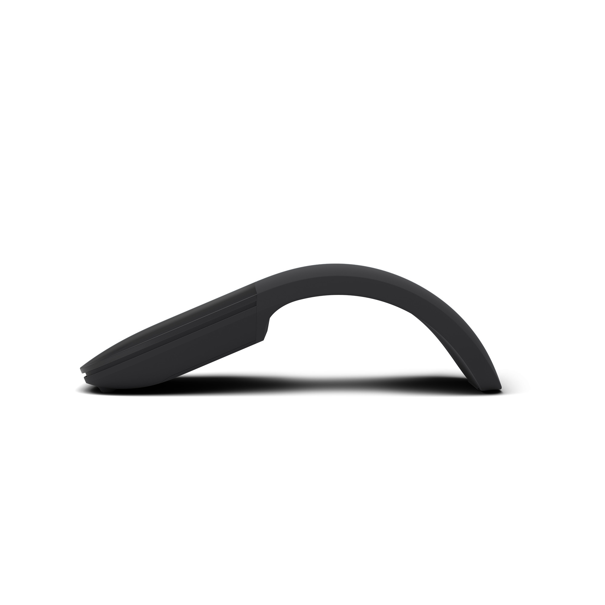 Eine schwarze Microsoft-Maus mit geschwungenem Design. Sie hat ein schlankes, minimalistisches Aussehen, geeignet für ergonomischen Gebrauch.