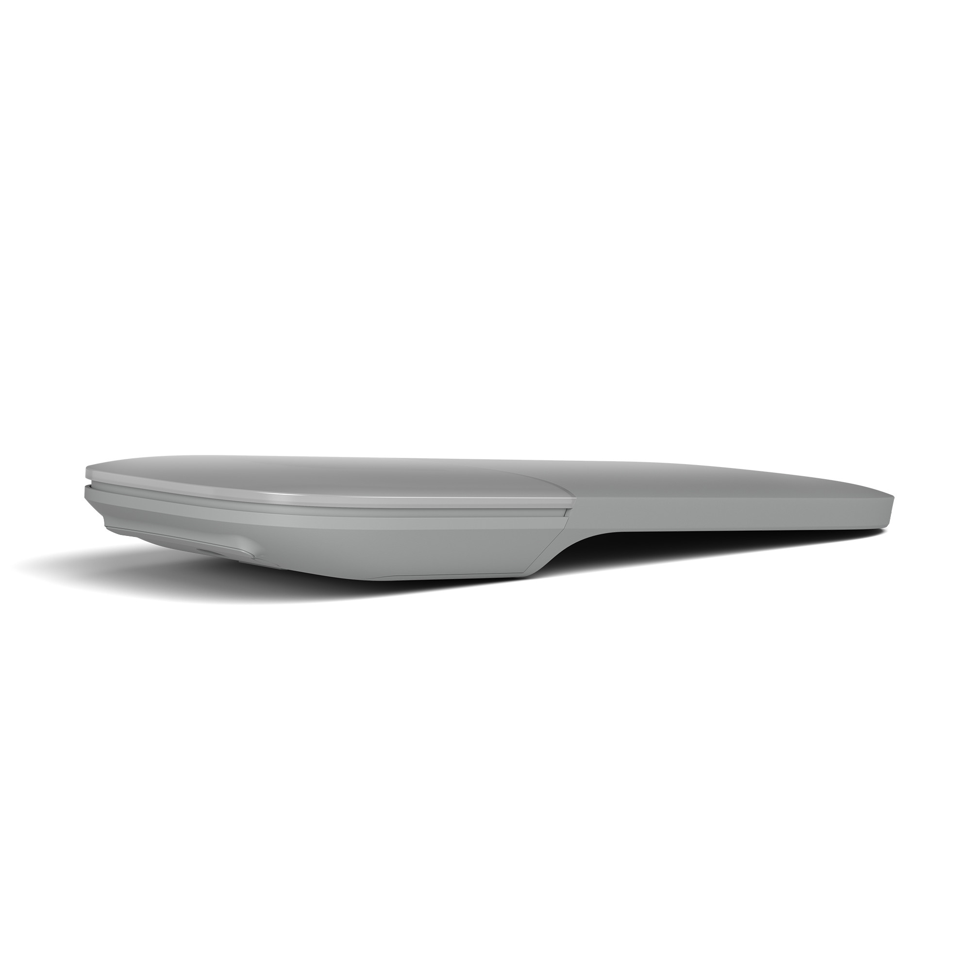 Eine graue Computermaus. Sie ist flach und hat ein schlankes Design. Der Hintergrund ist weiß.