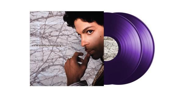 Albumcover von Prince, Musicology, mit violetten Schallplatten. Prince's Gesicht ist sichtbar, er berührt seine Lippe. Der Hintergrund ist ein graues Muster.