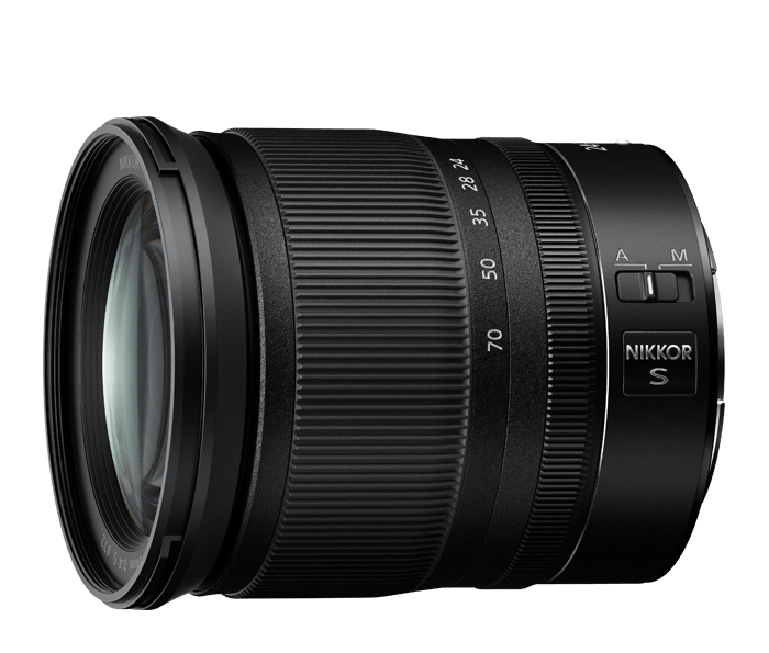 Een zwarte Nikon lens met het merk Nikkor S op een blauwe achtergrond.