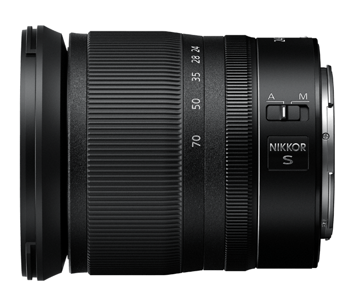 Zwarte cameralens met focusringen en markeringen, zijaanzicht. Inclusief Nikkor- en S-merk.