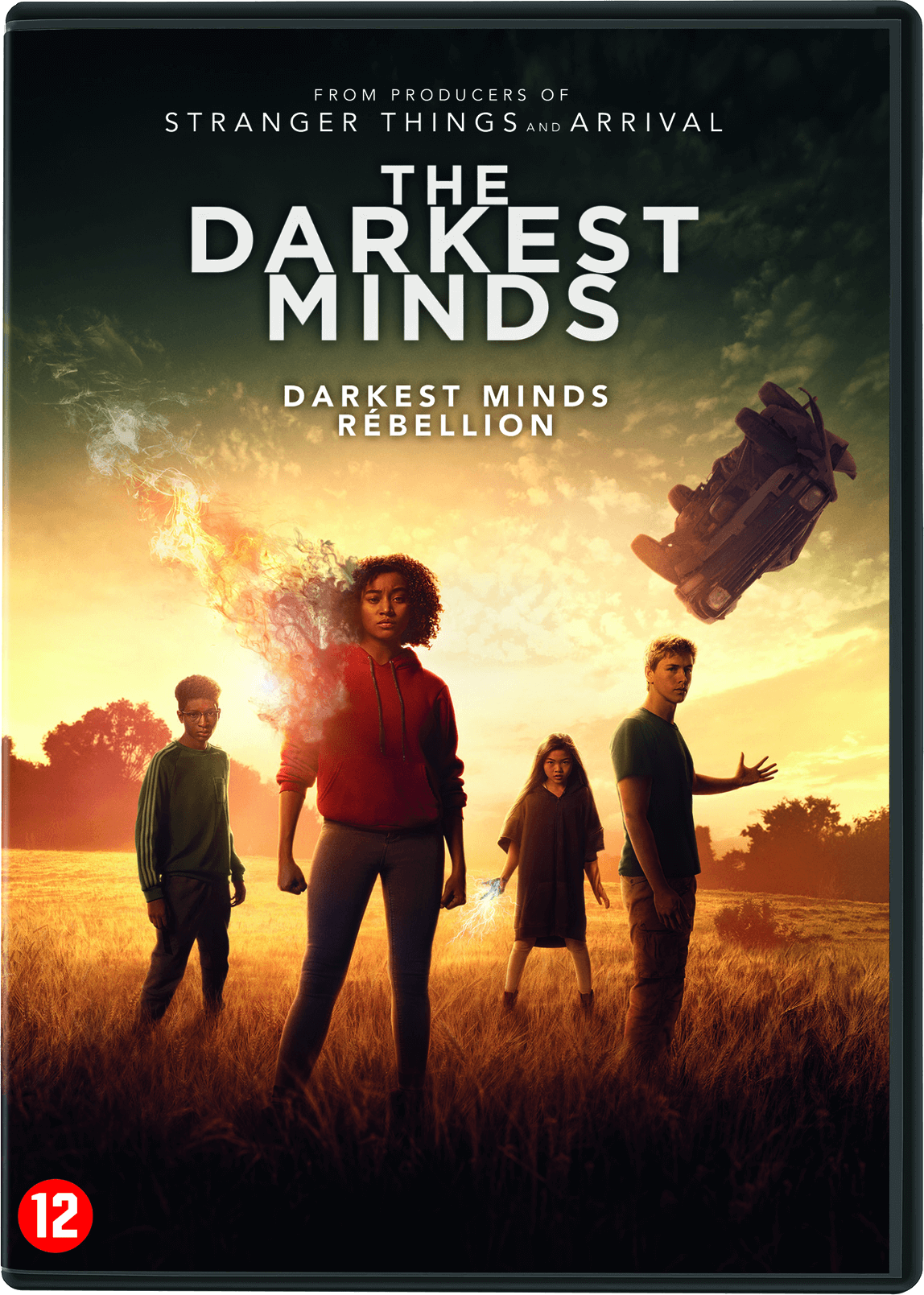 Filmposter. Vier jonge mensen staan in een veld. Eén met vuureffect. Dramatische achtergrond.