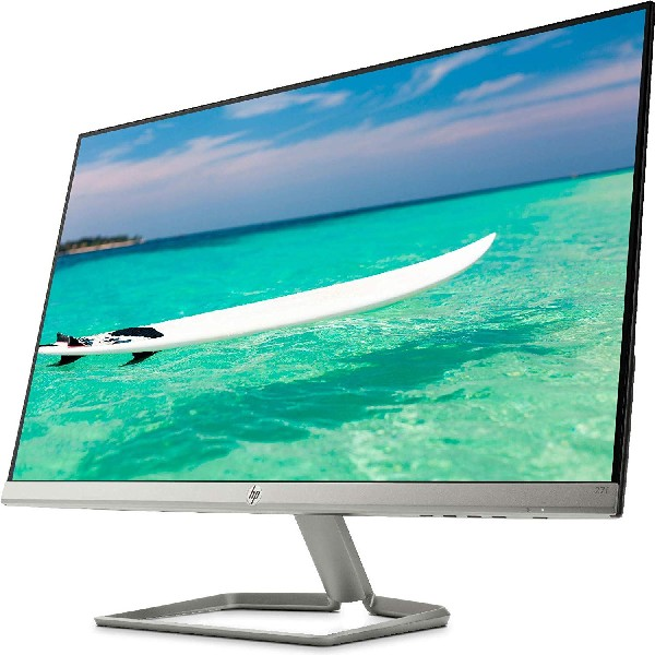 Un monitor de computadora muestra una escena de playa con una tabla de surf blanca en el agua.