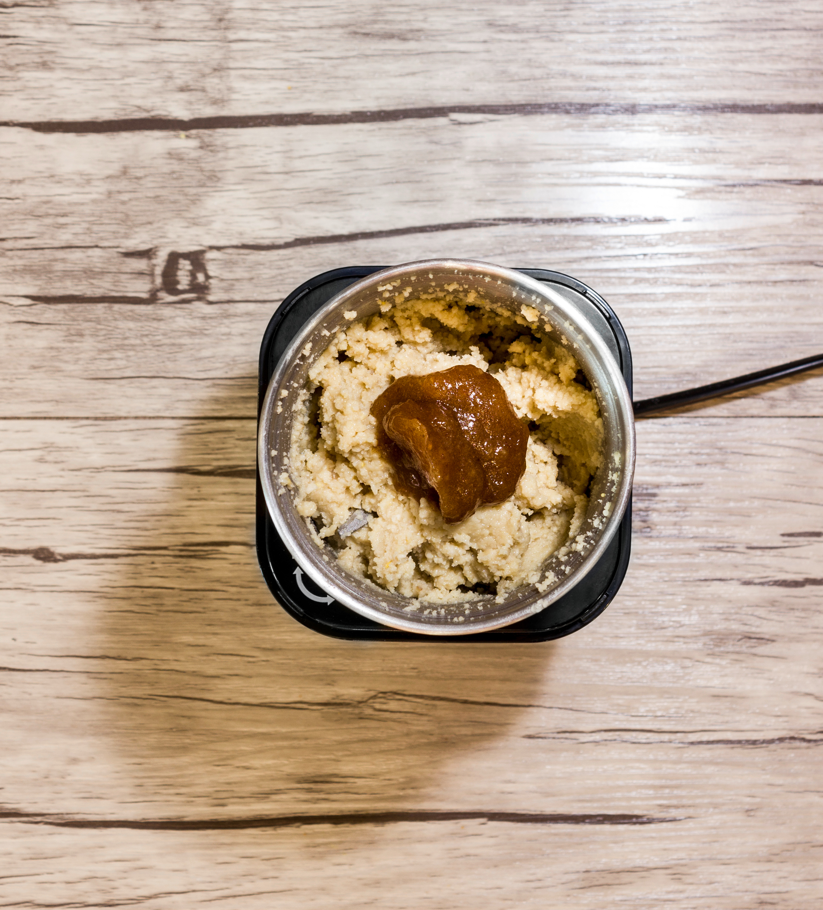 Ein schwarzes Bügeleisen mit schwarzem Griff und silberfarbener Sohle, auf weißem Hintergrund.
