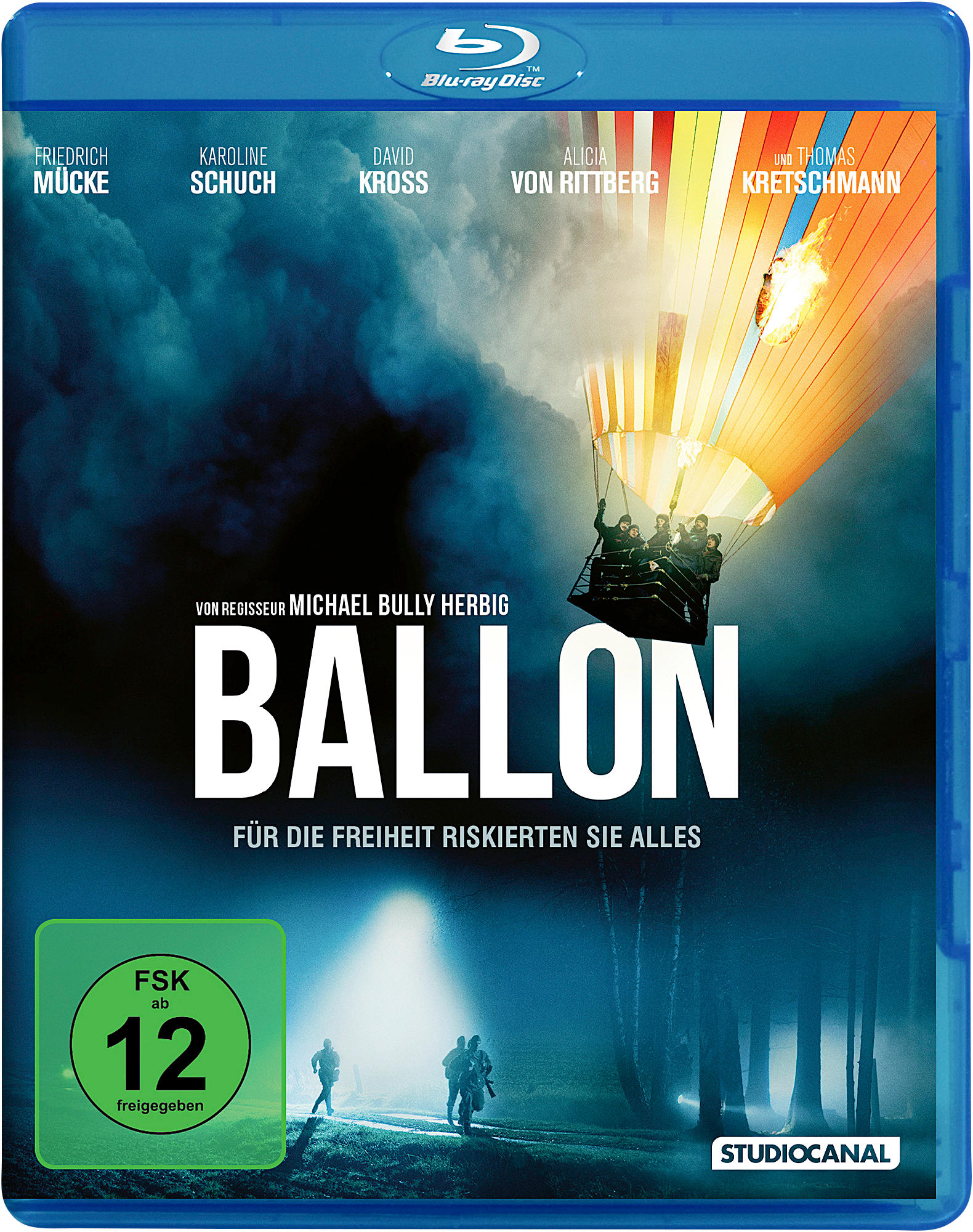 DVD-Hülle von Ballon. Zeigt Menschen, die nachts in einem Heißluftballon fliehen, mit Bäumen darunter.