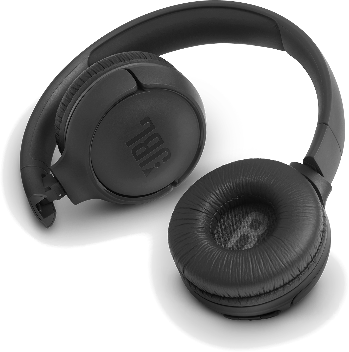 Casque JBL noir sur fond noir et blanc. L'écouteur gauche est incliné, révélant le logo JBL.