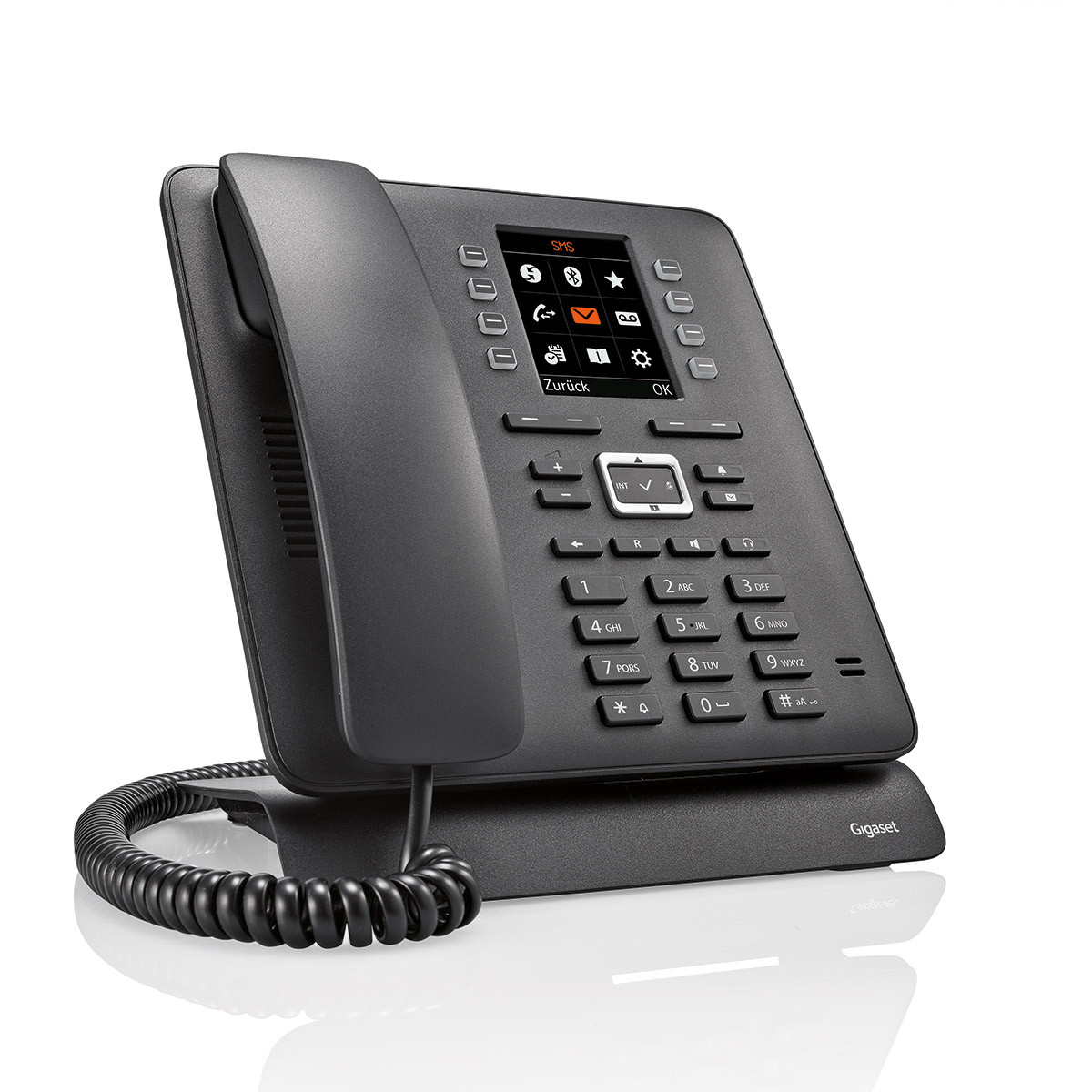 Schwarzes Festnetztelefon mit Display und Knöpfen. Mit Kabel, abgewinkelt auf einem Ständer.