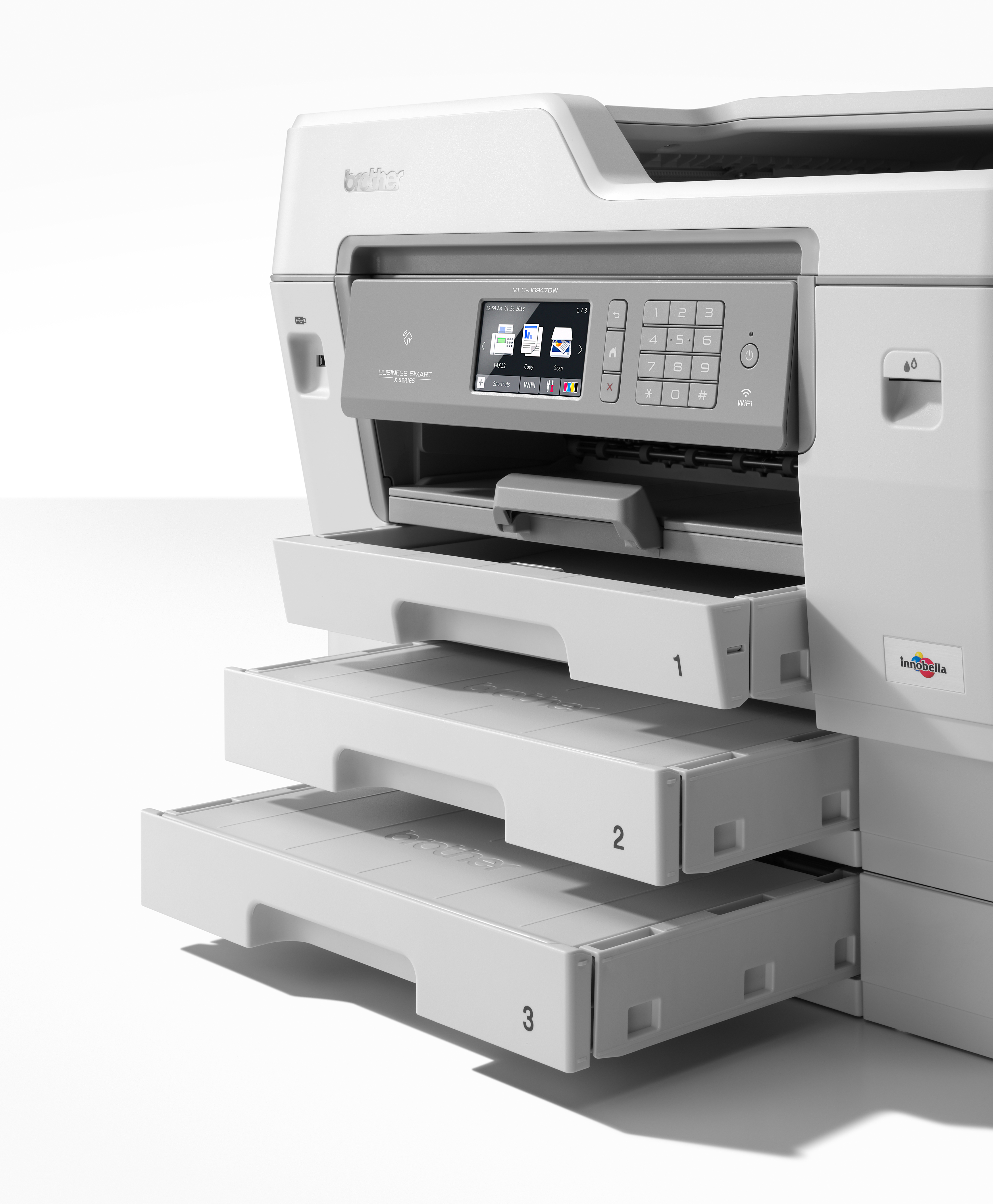 Brother Multifunktionsdrucker mit drei herausgezogenen Papierfächern. Weißer Hintergrund.