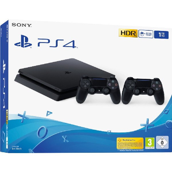Una consola PS4 negra con dos mandos y una caja con logotipos de Sony y PS4.