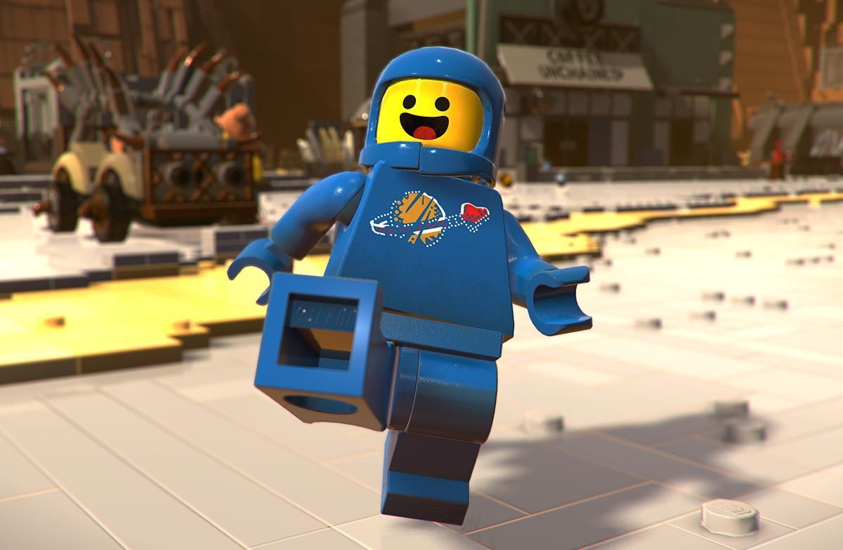Un personaggio Lego astronauta in tuta blu con la faccia sorridente. Lo sfondo ha edifici e un veicolo.