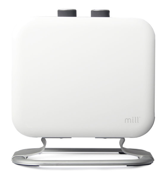 Witte luchtreiniger met twee grijze knoppen bovenop en een zilveren standaard. Merknaam 'mill'.