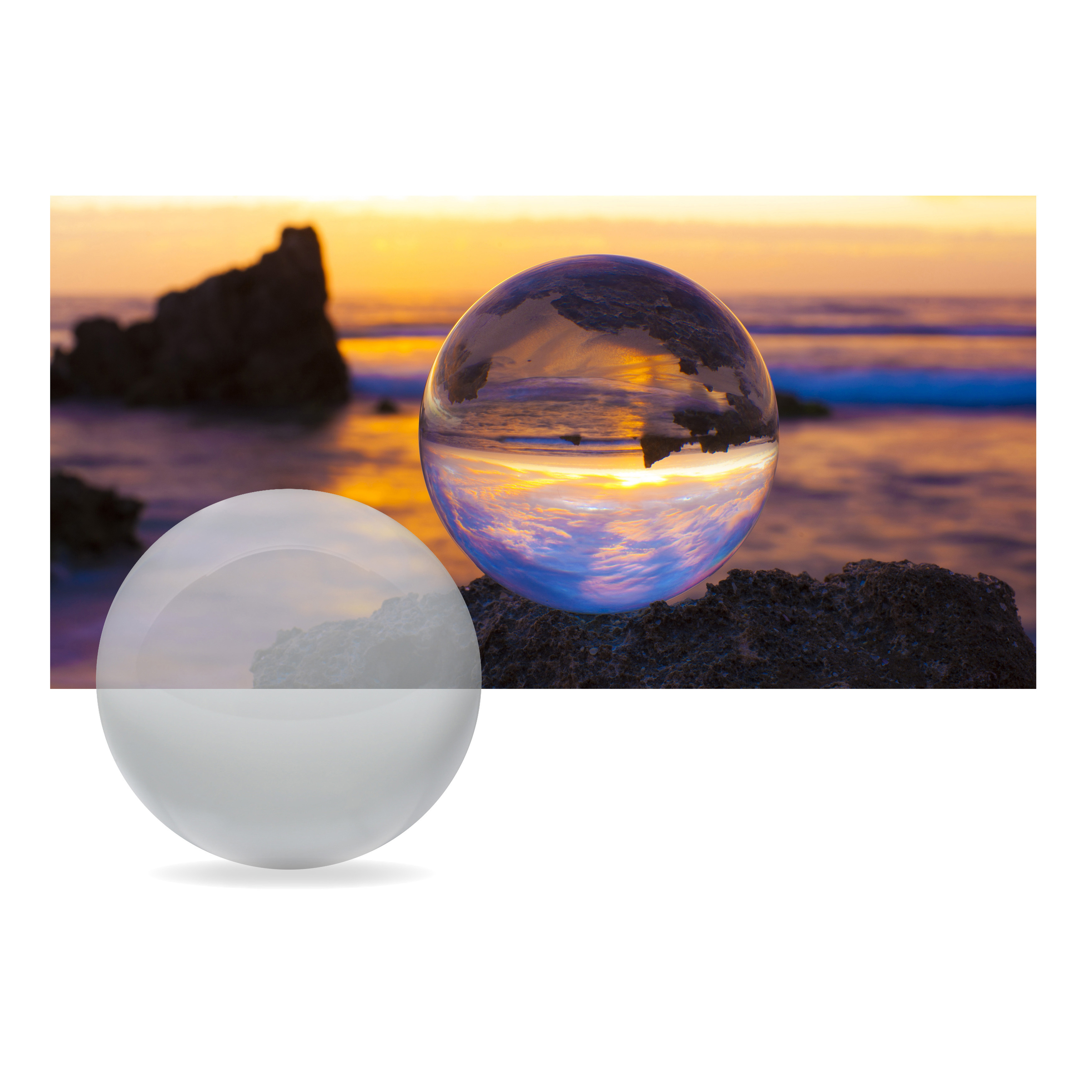 Eine Glaskugel spiegelt einen Sonnenuntergang über dem Meer wider. Eine weitere Kugel befindet sich davor. Himmel und Wasser sind sichtbar.