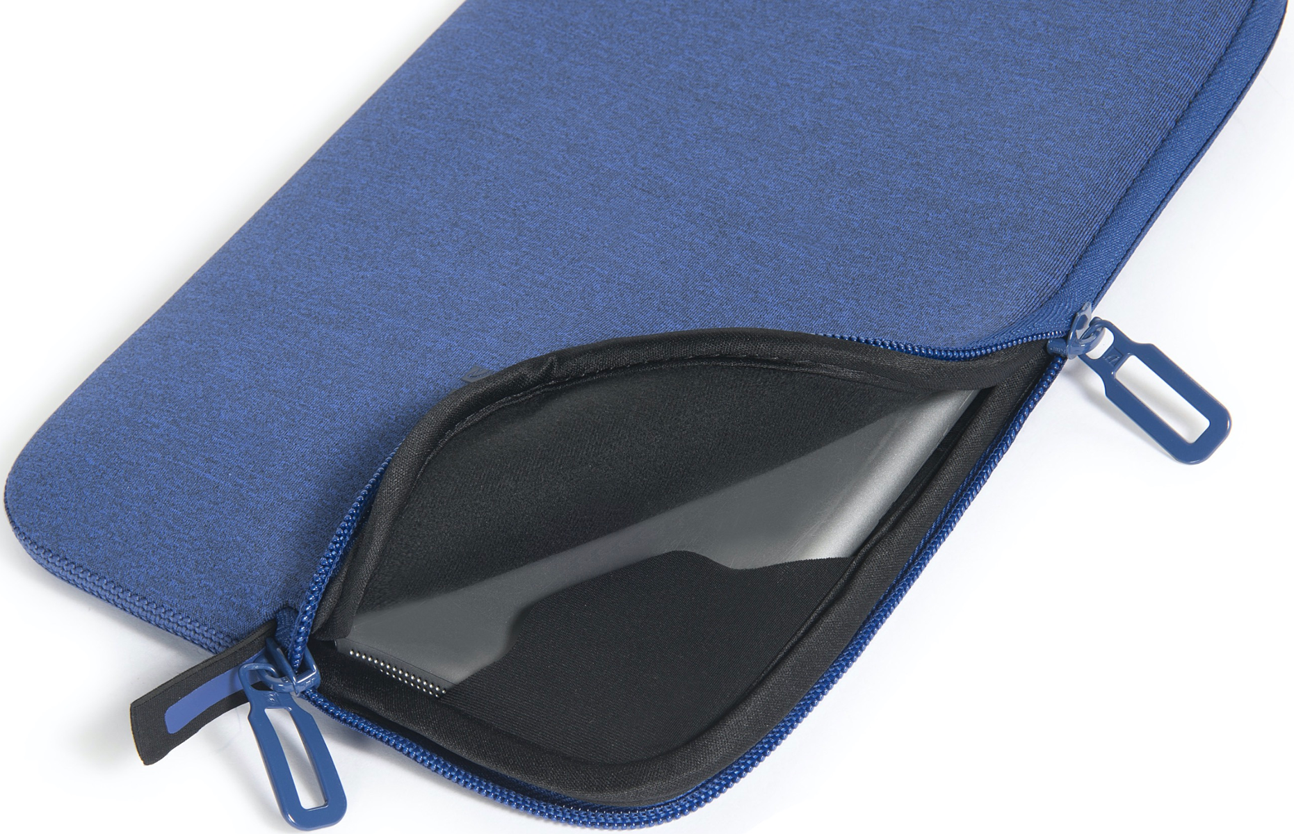 Custodia blu per laptop con tasca aperta, che mostra un laptop. Sfondo bianco.