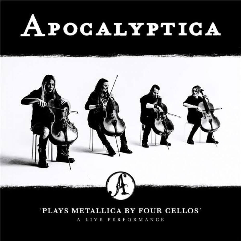 Pochette d'album : Apocalyptica jouant 'Metallica' avec quatre violoncelles sur fond noir et blanc. Le groupe joue.
