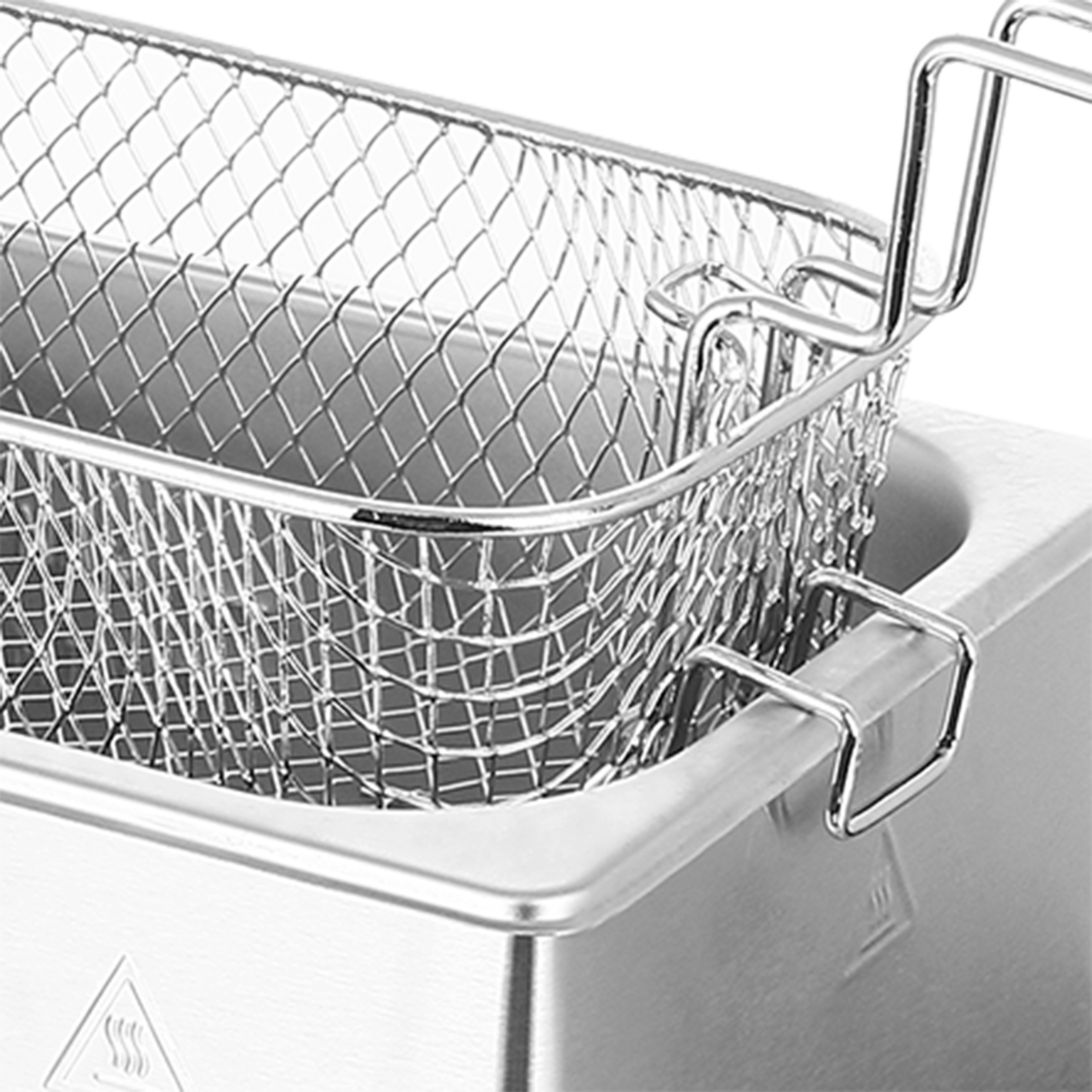 Gros plan sur un panier de friteuse en acier inoxydable dans un récipient en acier inoxydable.