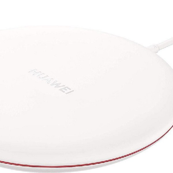 Un cargador inalámbrico Huawei blanco y redondo con borde rojo, toma de cerca.