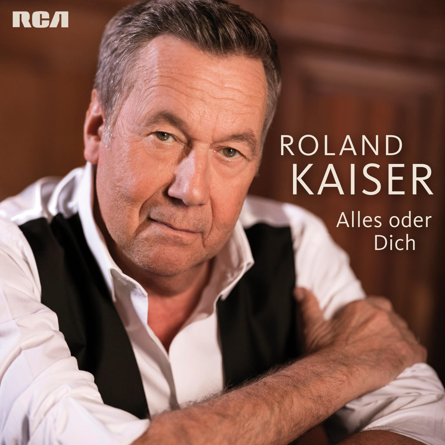 Albumcover mit Portrait von Roland Kaiser. Er trägt ein weißes Hemd und eine schwarze Weste. Text: 'Alles oder Dich'.