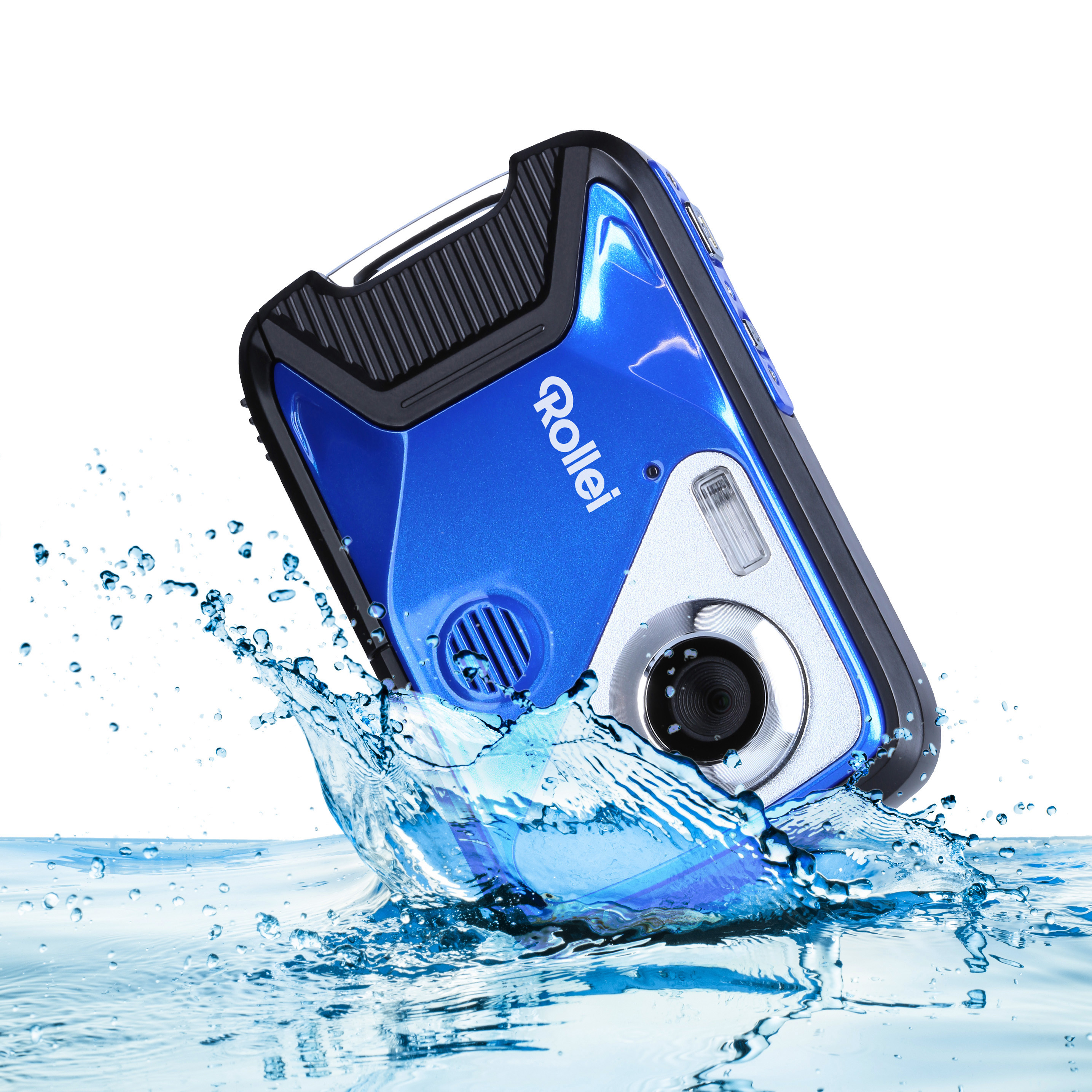 Eine blaue und silberne Rollei-Kamera im Wasser, mit Spritzern, vor weißem Hintergrund.