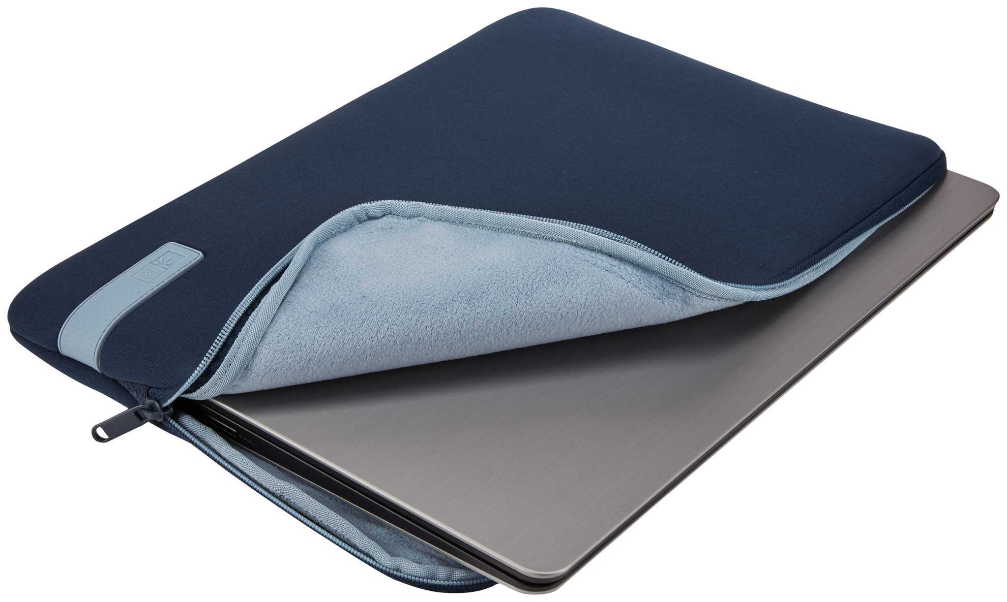 Laptop in een blauw-grijze hoes. De hoes is open en toont de laptop binnenin.