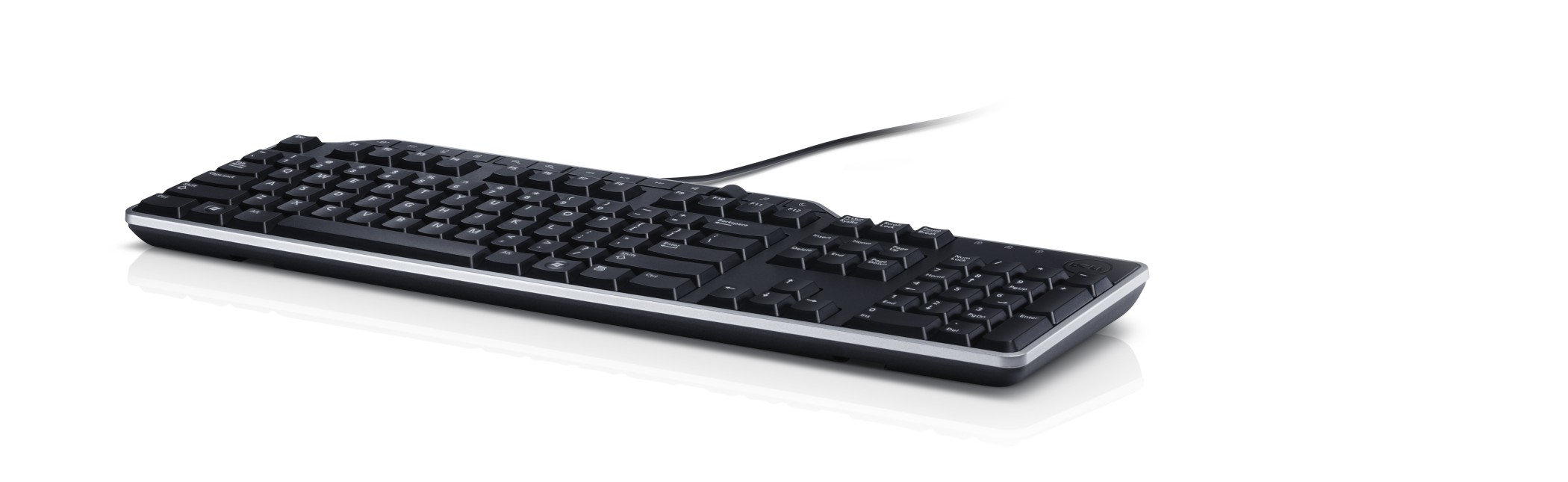 Eine schwarze Dell-Tastatur auf weißem Hintergrund. Sie hat Standardtasten und eine silberne Zierleiste. Das Kabel ist sichtbar.