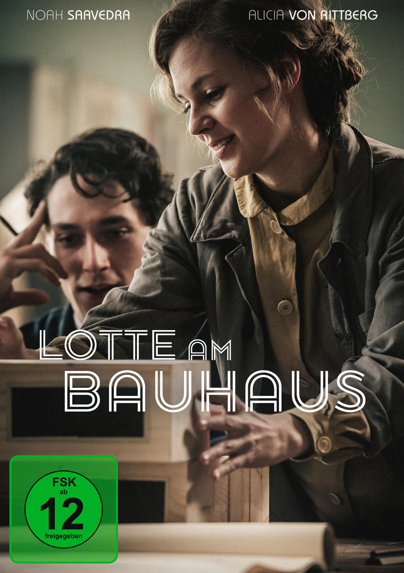 Filmplakat für Lotte am Bauhaus. Zwei Personen im Vordergrund, Titel in der Mitte.