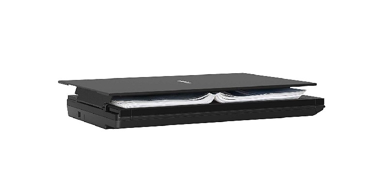 Escáner negro con tapa abierta, sosteniendo un libro. El fondo es blanco liso.