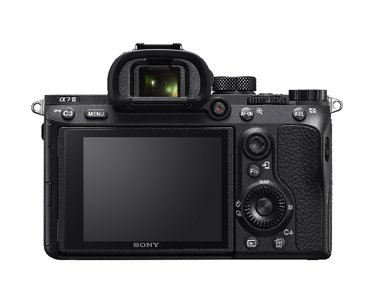 Parte trasera de la cámara Sony Alpha 7 III con la pantalla sobre fondo blanco.