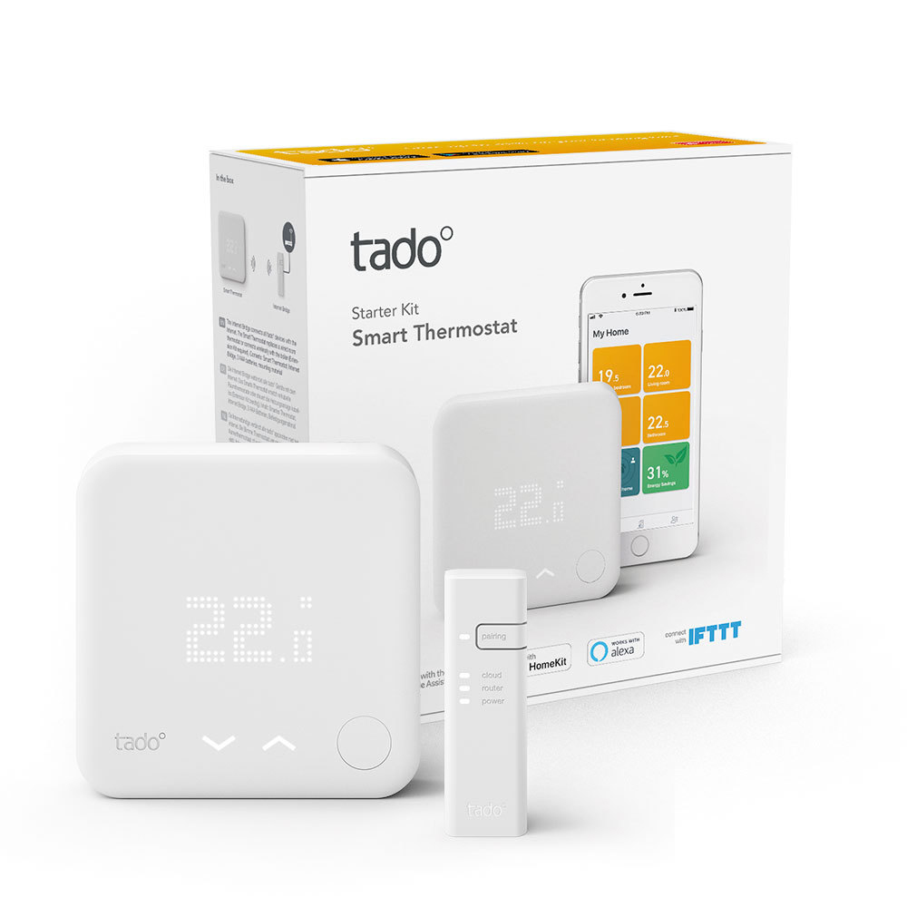 Ein Tado Smart Thermostat Kit, weiße Komponenten, ein Display mit 22 Grad. Der Produktkarton und ein Telefonbildschirm.