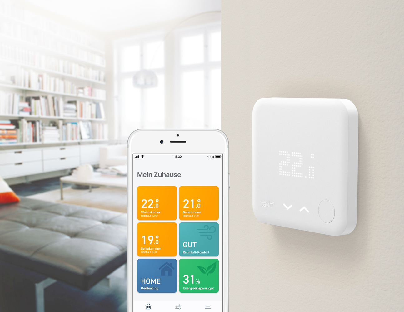 Ein Smart-Thermostat mit Bildschirm zeigt 22 Grad. Ein Smartphone zeigt die App-Oberfläche. Ein Raum im Hintergrund.