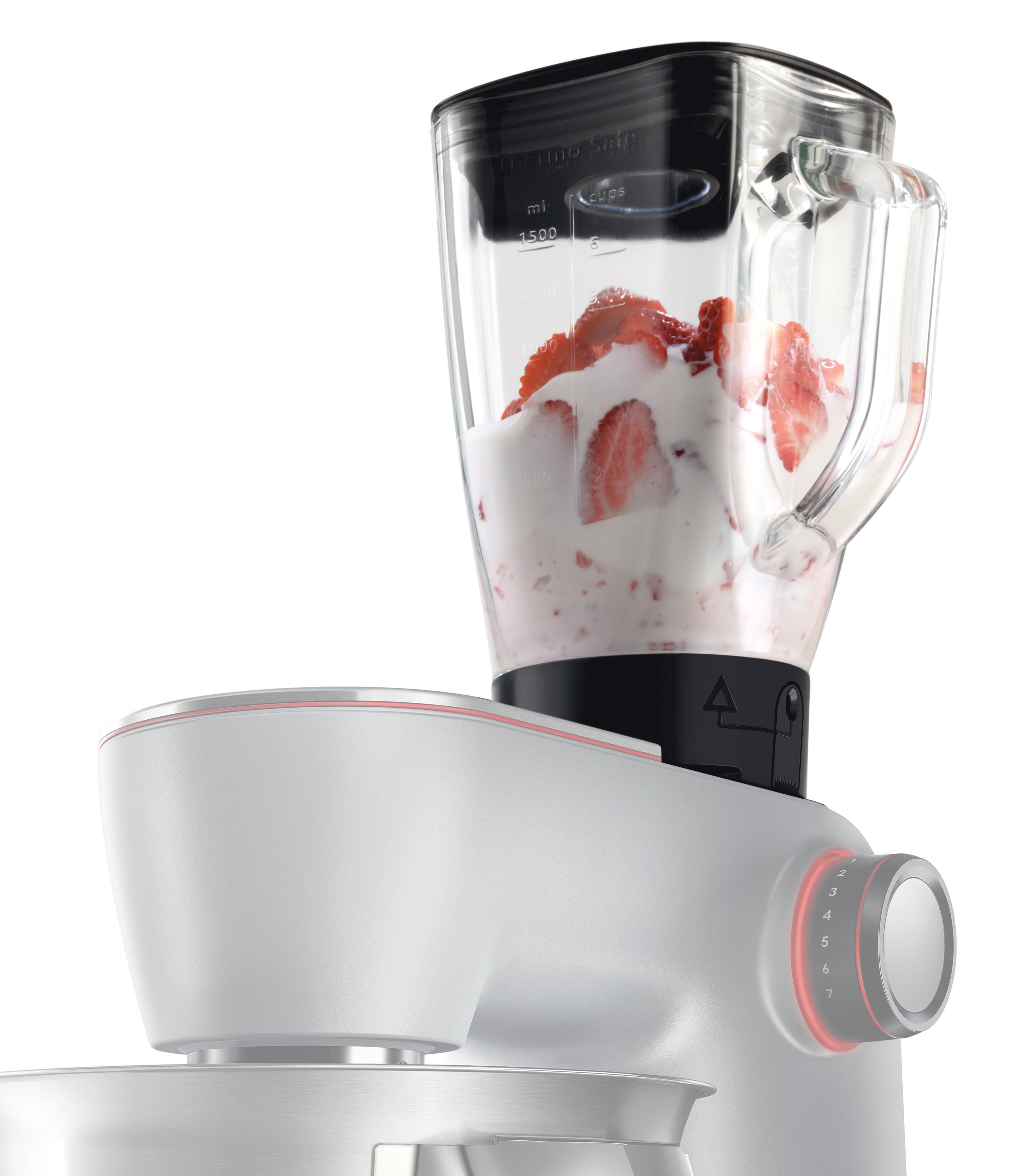 Weißer Mixer mit Erdbeeren und Milch, auf weißem Hintergrund.
