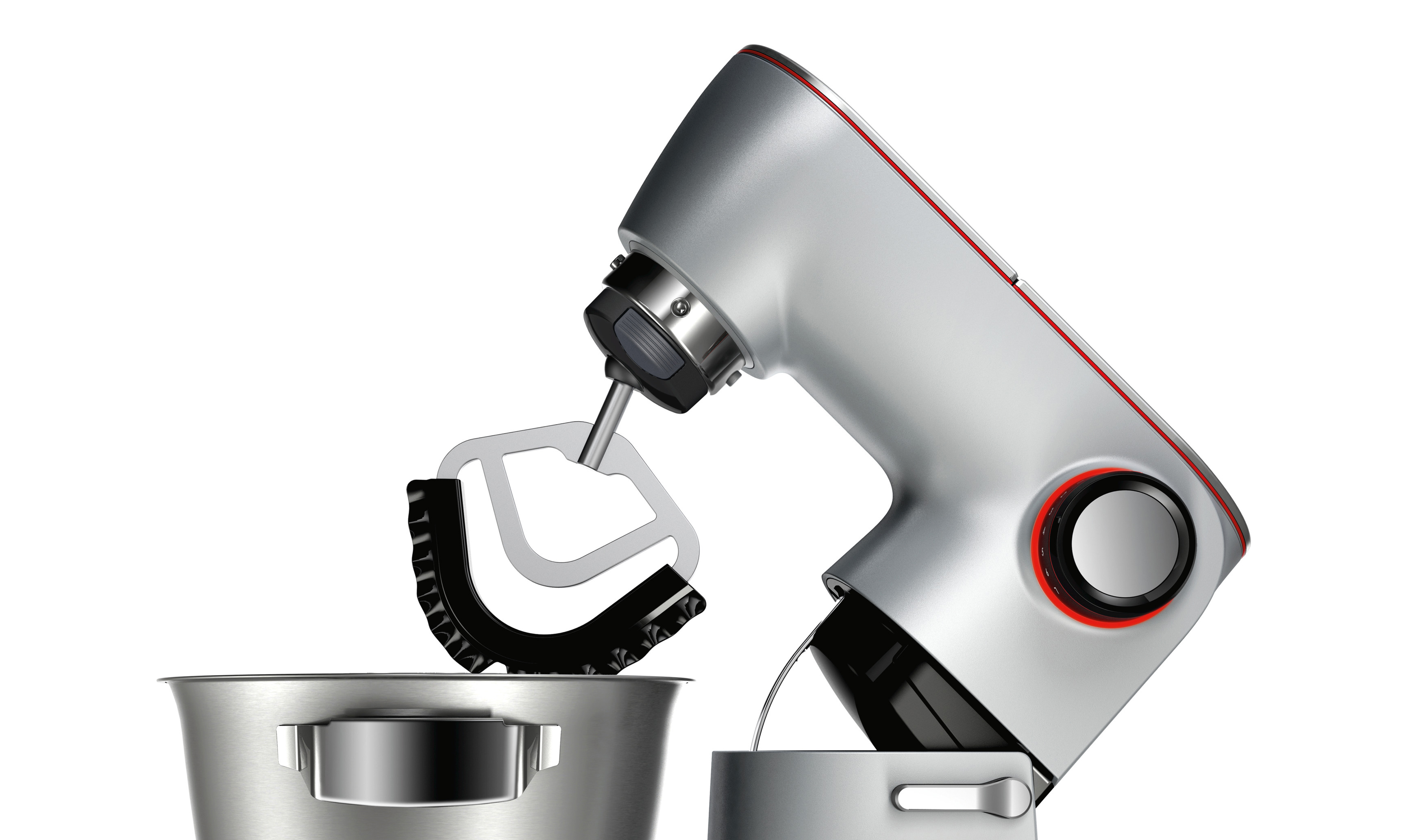 Silberner Küchenmixer mit Aufsatz über einer Metallschüssel. Rote Akzente. Weißer Hintergrund.