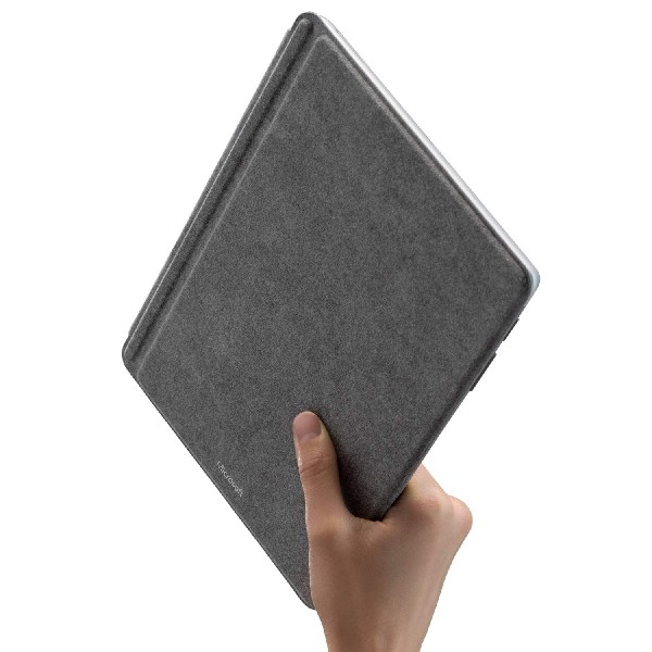 Una mano sosteniendo una funda de tableta gris cerrada con el logotipo de Microsoft.