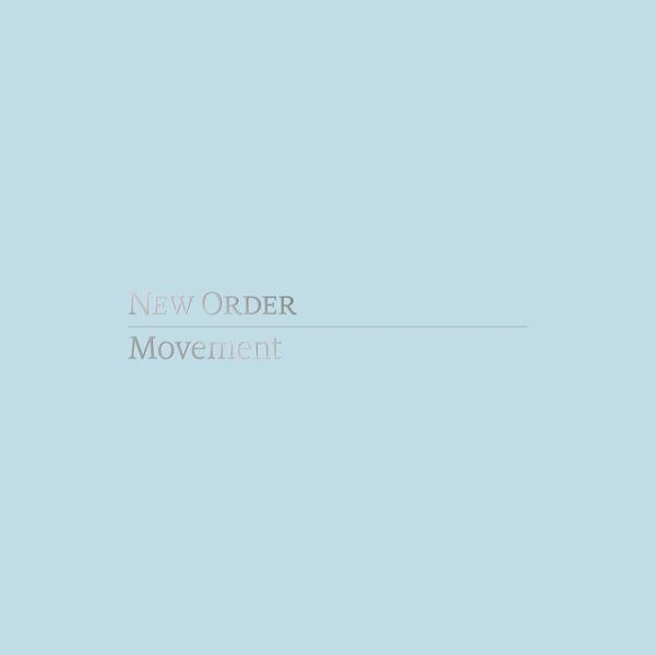 Albumcover: New Order - Movement, hellblauer Hintergrund mit dem Bandnamen in silbernem Text.
