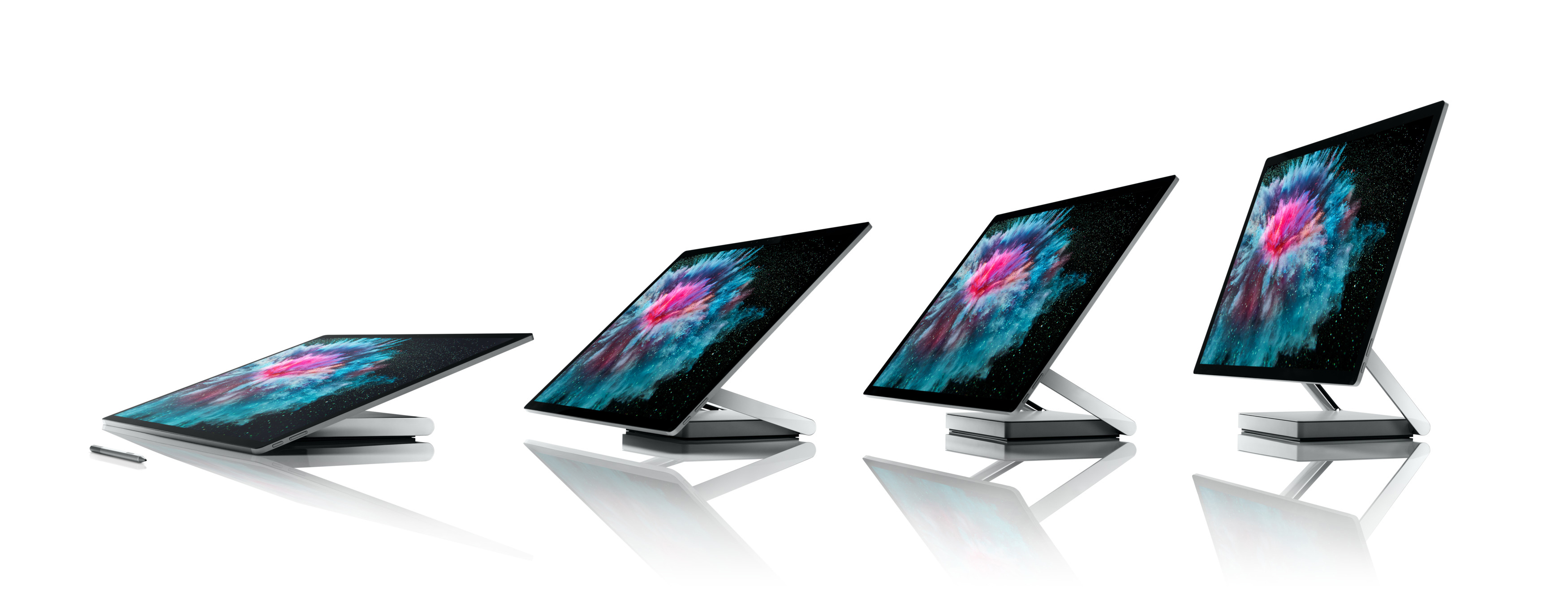 Vier Microsoft Surface Studio-Computer in Folge, die den Bildschirm in verschiedenen Winkeln zeigen.
