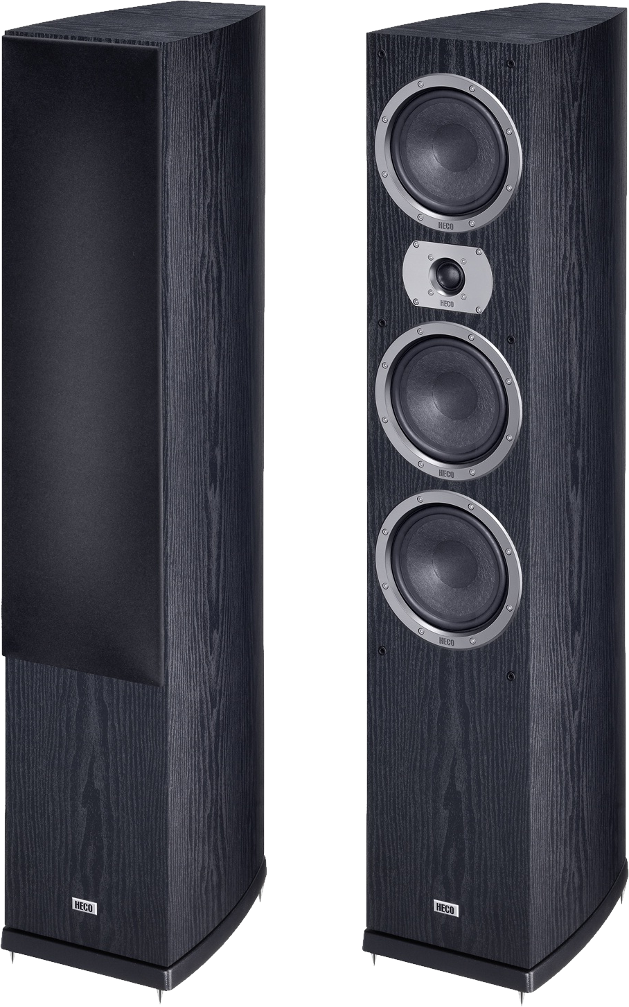 Due altoparlanti neri con anelli argentati. Gli altoparlanti sono alti.