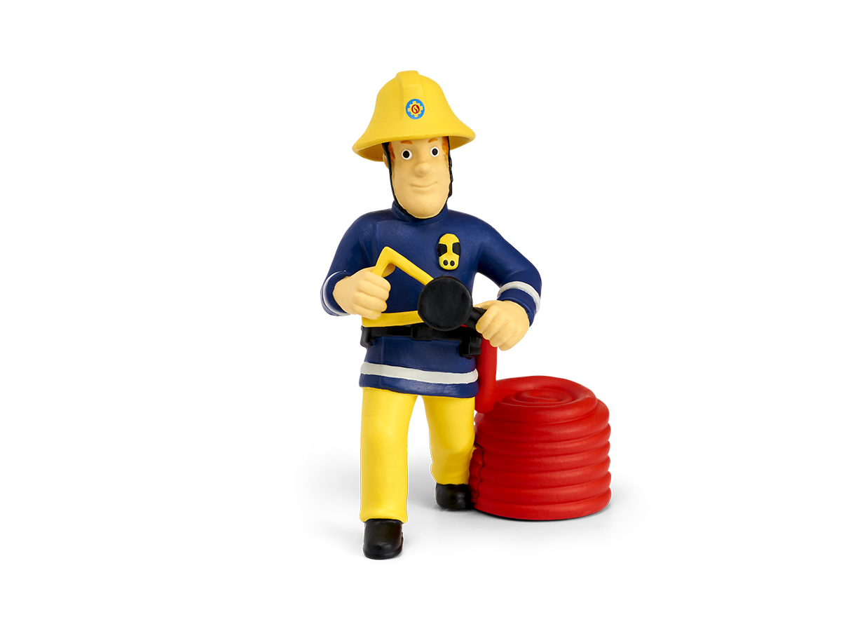 Feuerwehrmann Sam Figur mit Schlauch und Helm, schwarzer Hintergrund.