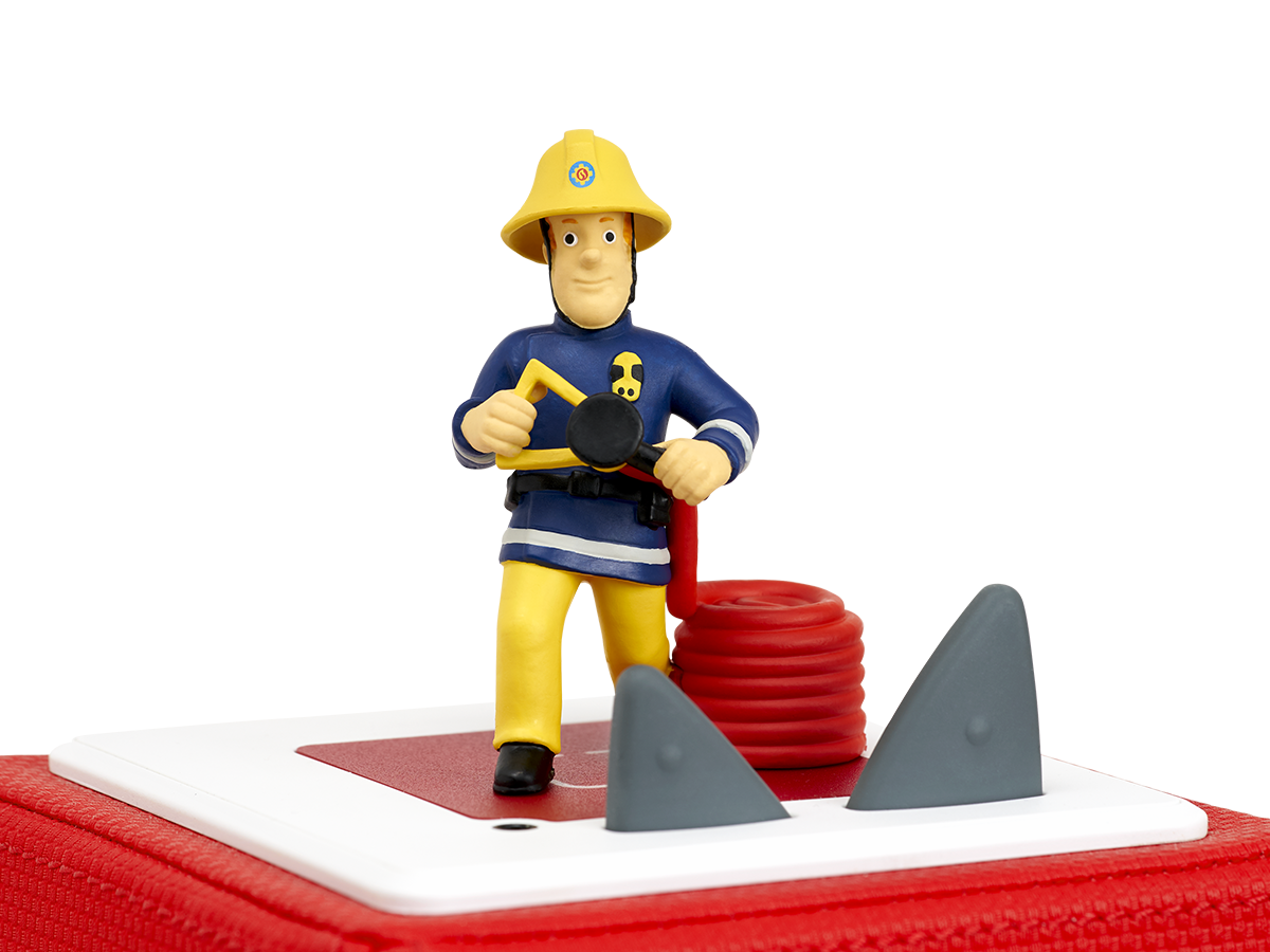 Spielzeug-Feuerwehrmann-Figur auf roter Basis mit Haifischflossen. Schwarzer Hintergrund.
