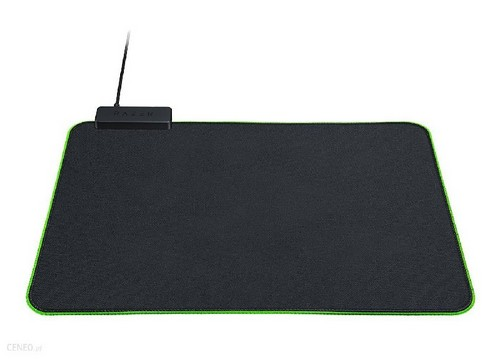 Una alfombrilla de ratón negra con un borde verde. Un cable negro está conectado en la parte superior.