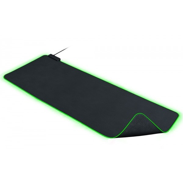Alfombrilla negra con bordes LED verdes sobre superficie blanca.