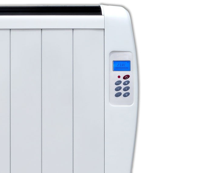 Calentador eléctrico blanco con pantalla digital que muestra la temperatura. Botones de control visibles.