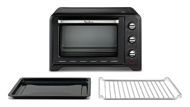 Horno negro Moulinex con bandeja y rejilla sobre fondo blanco. Tres mandos a la derecha.