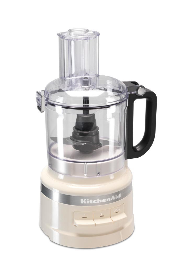 KitchenAid Küchenmaschine. Cremefarbener Sockel, transparente Schüssel, schwarzer Griff.