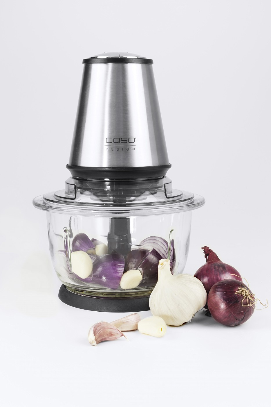 Silber-schwarzer Küchenmixer. Enthält rote Zwiebeln, Knoblauch und eine Klinge. Weißer Hintergrund.